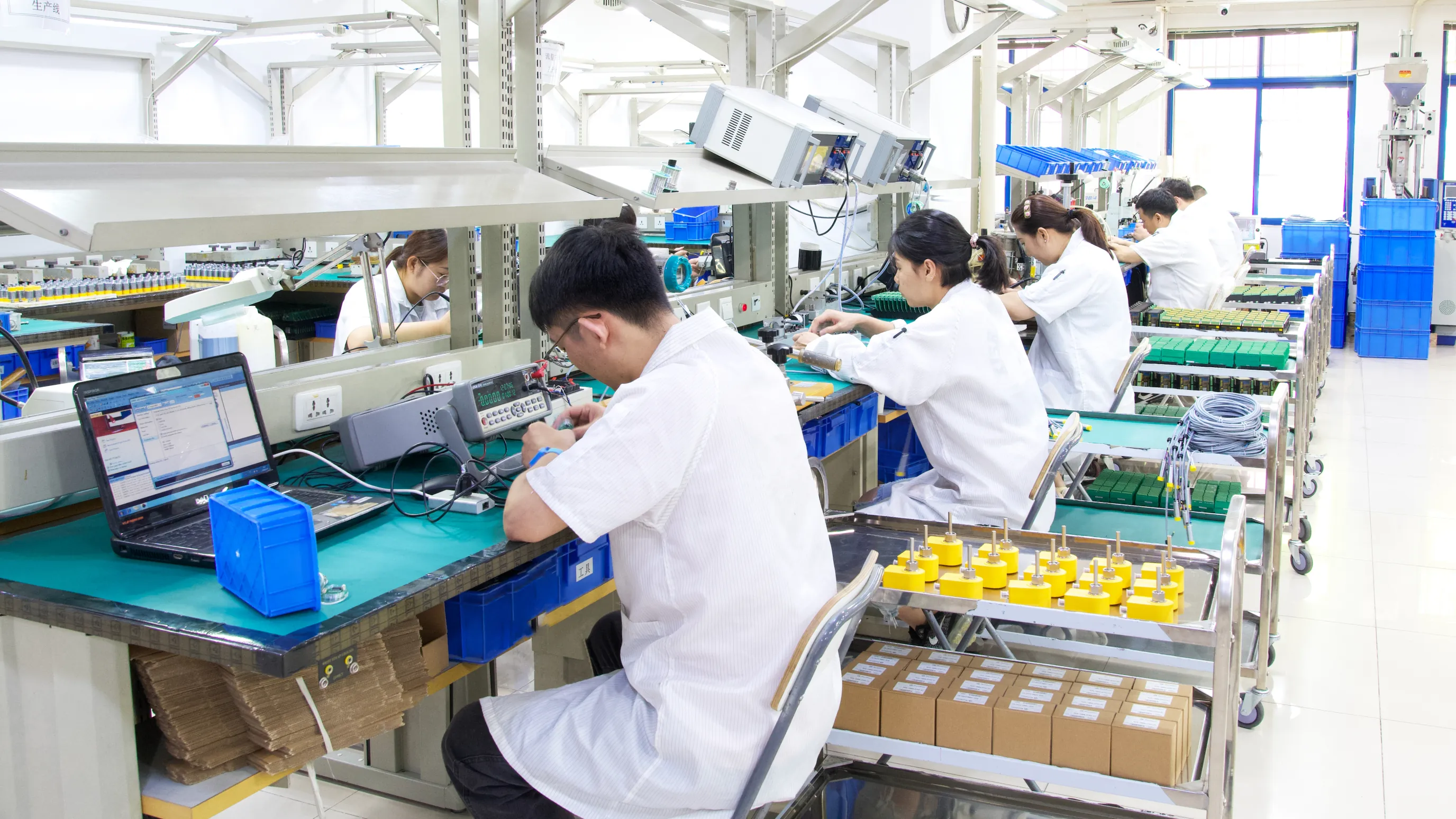 森特奈生产车间,产线工位上正在进行装配与测试